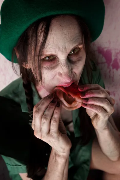 Zombie scout munching op een menselijk oor — Stockfoto