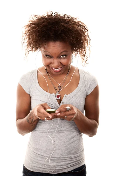 Dość Afro-kobieta z osobistego urządzenia słuchanie muzyki — Zdjęcie stockowe
