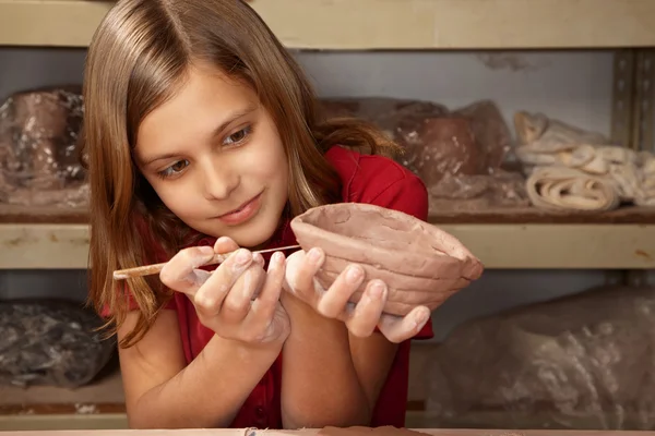 Ragazza che lavora con argilla — Foto Stock