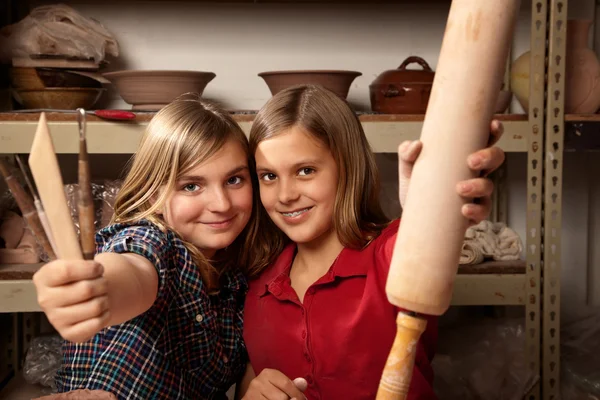 Schattige jonge meisjes in een klei-studio — Stockfoto