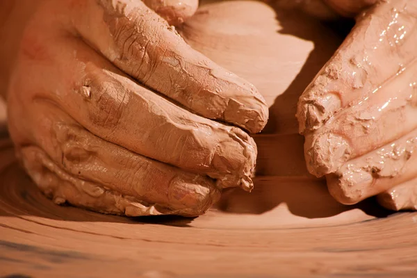 Hands forming clay — Stock Photo, Image