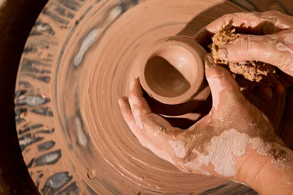 Hands forming pot on wheel — Stock Photo, Image