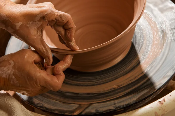 Potter, kształtowanie gliny — Zdjęcie stockowe