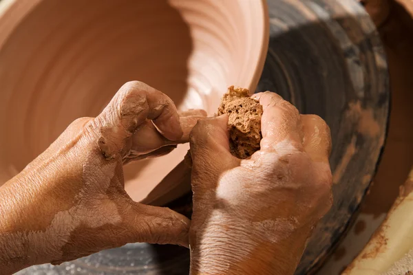 Hands forming pot on wheel — Stock Photo, Image