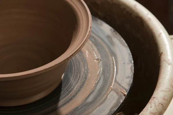 Cuenco en la rueda de cerámica — Foto de Stock