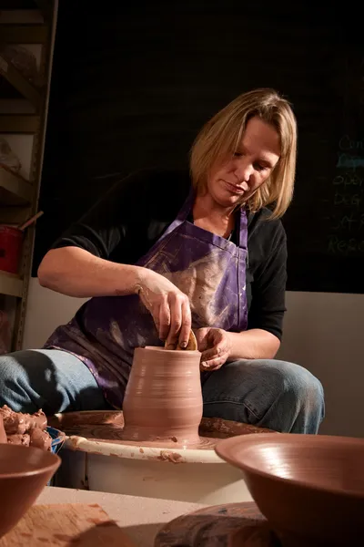 Potter shaping clay — Stock Photo, Image