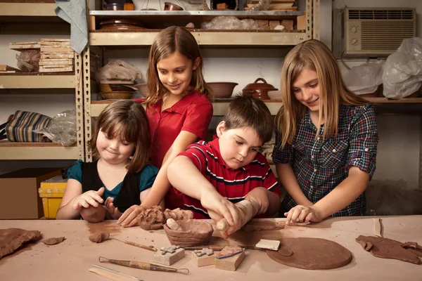 Barn i en lera studio — Stockfoto
