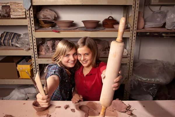 Söta unga flickor i lera studio — Stockfoto