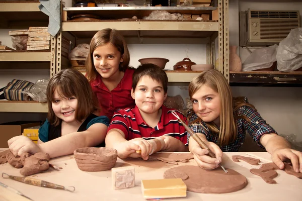 Kinderen in een klei-studio — Stockfoto