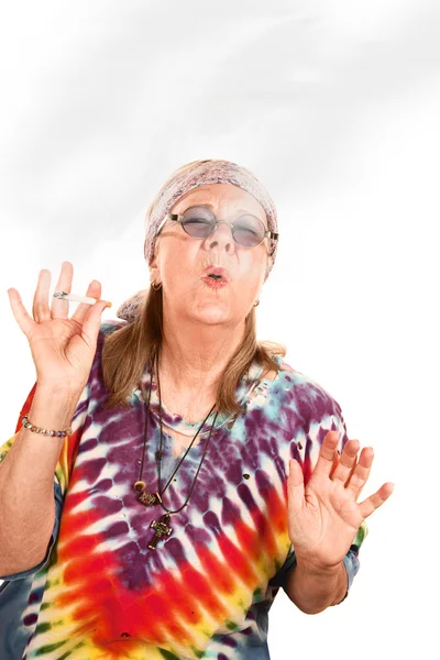 Senior Hippie signora fumatori — Foto Stock