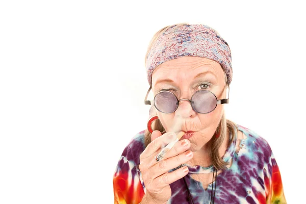 Senior Hippie Senhora Fumar — Fotografia de Stock