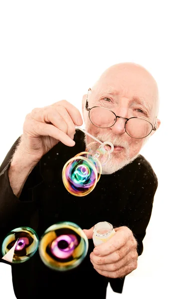 Смішний священик дме бульбашки — стокове фото