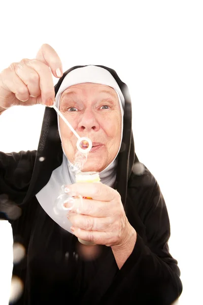 Nun engraçado soprando bolhas — Fotografia de Stock