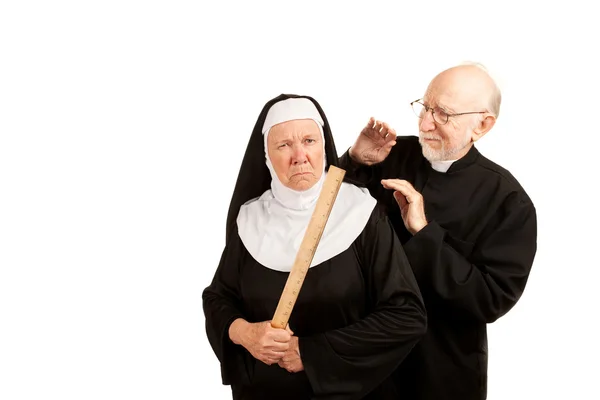 Padre engraçado e freira — Fotografia de Stock