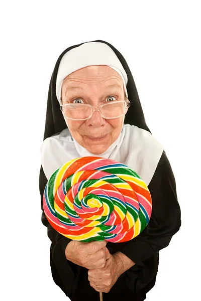 Roliga nunna med lollipop — Stockfoto