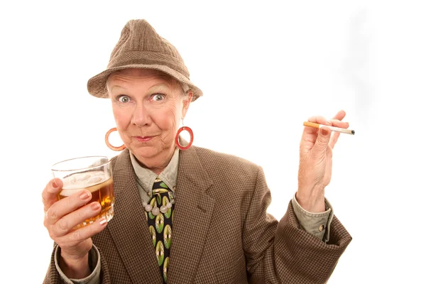 Femme âgée en drag avec cigarette et alcool — Photo