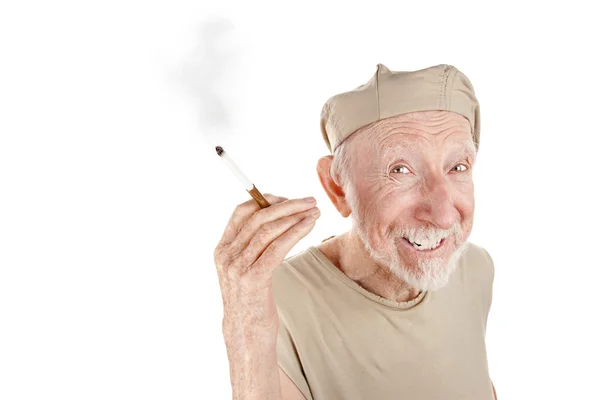 Trasiga senior mannen med cigarett — Stockfoto