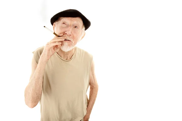 Hombre mayor en boina con cigarrillo — Foto de Stock