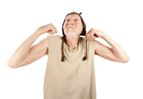 Сумасшедший пожилой человек напрягает мышцы — стоковое фото