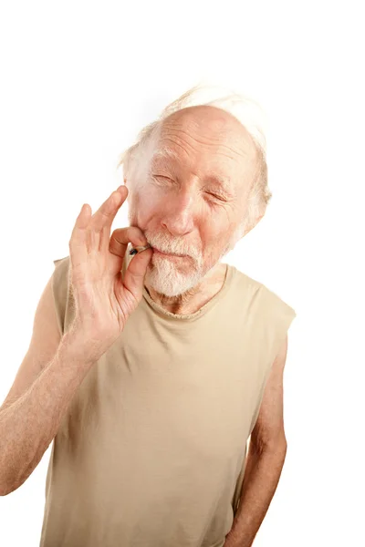Мужчина старшего возраста курит сигарету или марихуану — стоковое фото