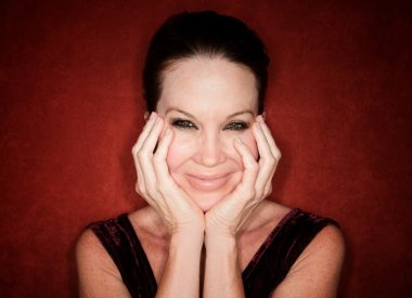 gülümseyen kadın kırmızı