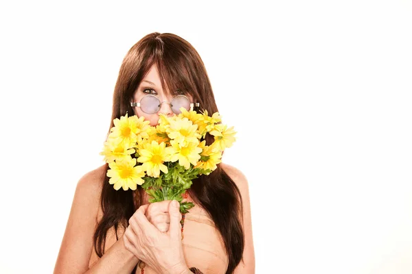 Hippie mulher com flores plásticas — Fotografia de Stock