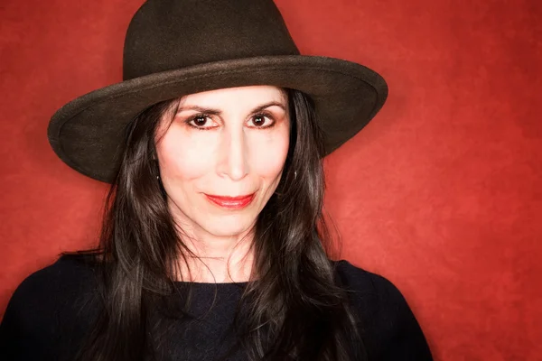 Mujer bonita en un sombrero oscuro — Foto de Stock