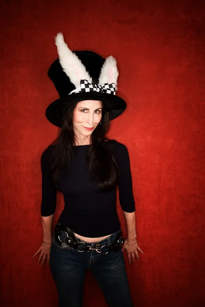 Frau mit großem Hut mit Hasenohren — Stockfoto