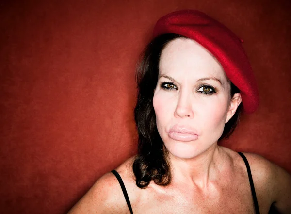 赤いベレー帽のきれいな女性 — ストック写真