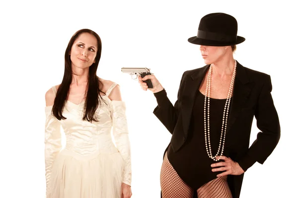 Dvě ženy jako nevěsta a ženich s pistolí — Stock fotografie