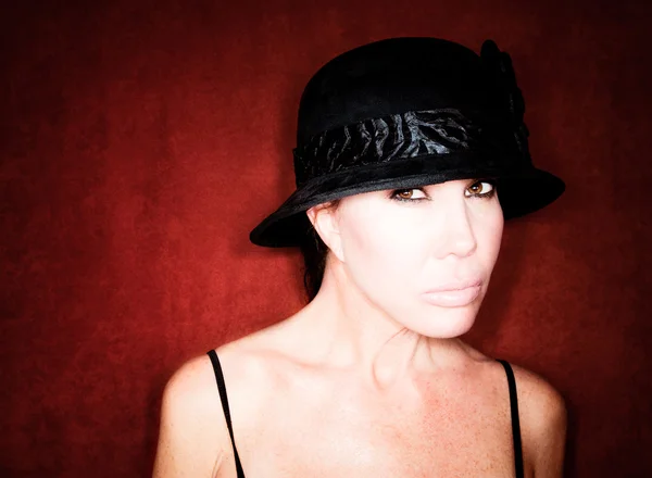 Krásná žena v černém klobouku — Stock fotografie