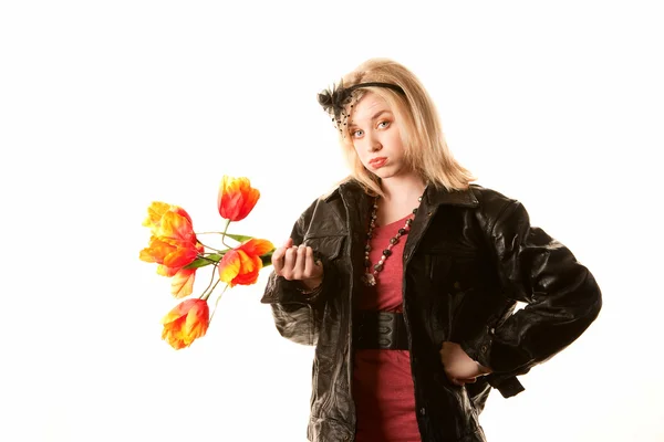 Mooie jonge blonde vrouw met kunststof bloemen — Stockfoto