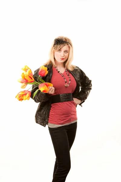 Bella giovane donna bionda con fiori di plastica — Foto Stock