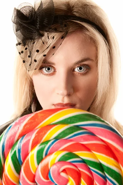 Lollipop साथ सुंदर युवा महिला — स्टॉक फ़ोटो, इमेज