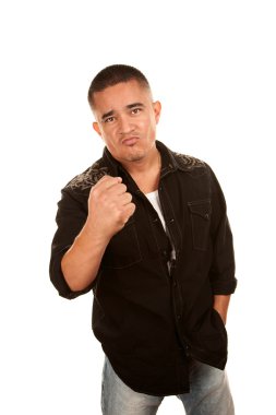 yakışıklı latino adam gösteren yumruk