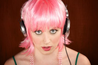 pembe saçlı disko kadın