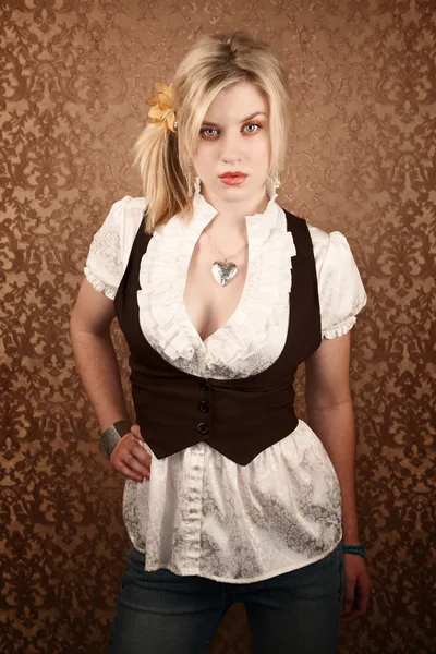 Hübsche junge blonde Frau — Stockfoto