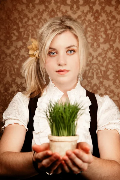 Hezká mladá žena s hrnci trávy — Stock fotografie