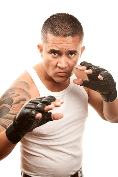 Homem hispânico com luvas de boxe — Fotografia de Stock