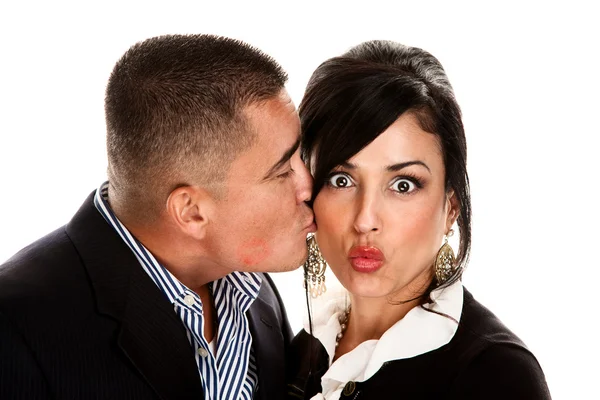 Casal hispânico beijando — Fotografia de Stock