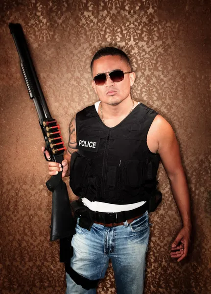 Hispanischer Polizist mit Waffe — Stockfoto