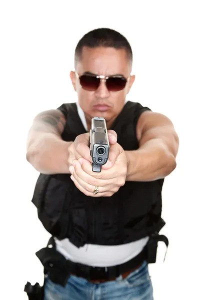 Harter Polizist mit scharfer Waffe — Stockfoto
