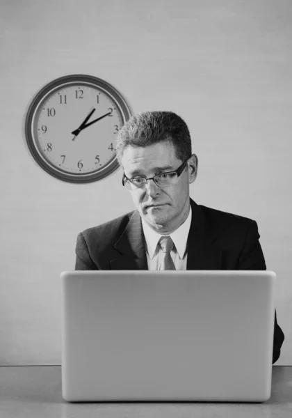 Hombre aburrido en el ordenador portátil — Foto de Stock