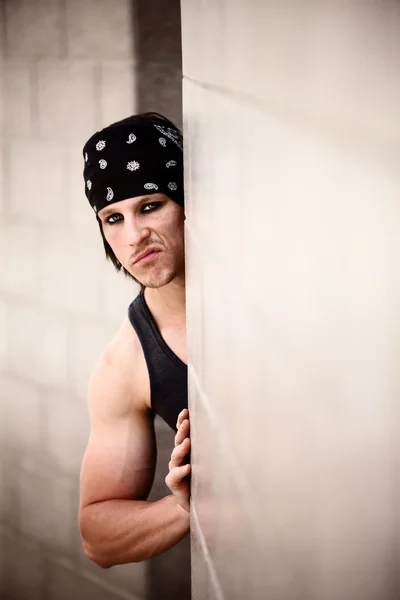 Thug hiding around a corner — Stock Photo, Image