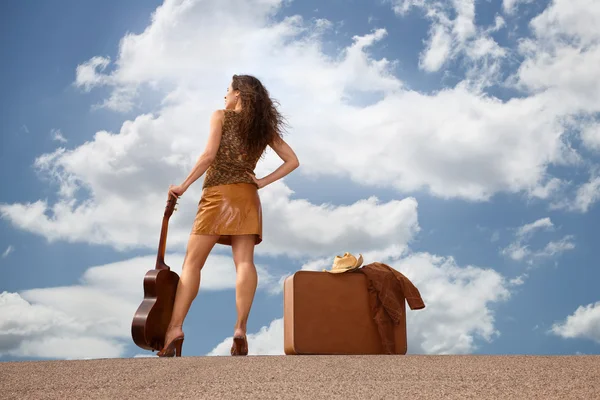 Mujer bonita con maleta y guitarra —  Fotos de Stock