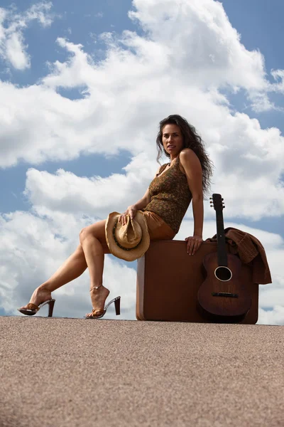 Pretty woman with suitcase and guitar — Stock Photo, Image