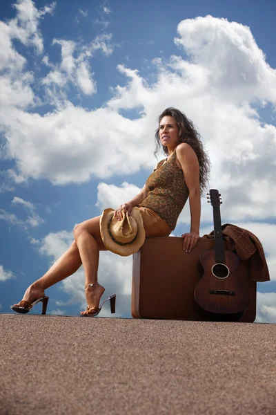 Mujer bonita con maleta y guitarra — Foto de Stock