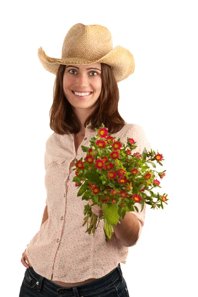 Ładna kobieta z kowbojski kapelusz i kwiaty — Zdjęcie stockowe