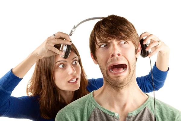 Frau unterbricht Mann mit Kopfhörer — Stockfoto