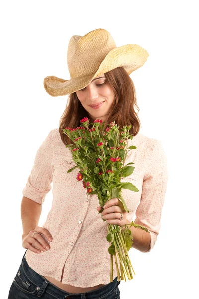 Hübsche Frau mit Cowboyhut und Blumen — Stockfoto